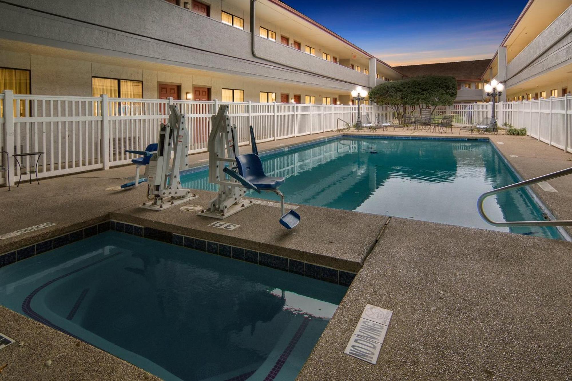 Red Roof Inn & Suites Irving - Dfw Airport South Eksteriør billede