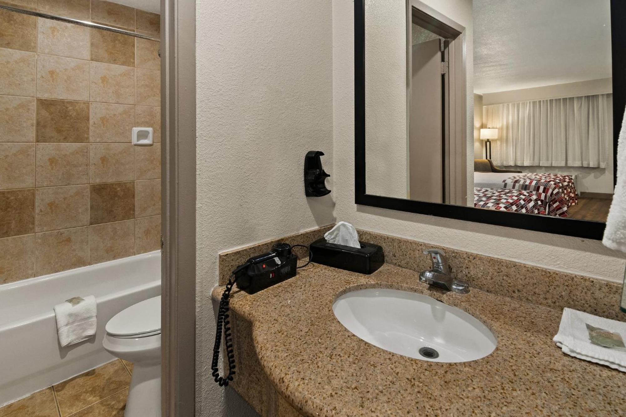 Red Roof Inn & Suites Irving - Dfw Airport South Eksteriør billede