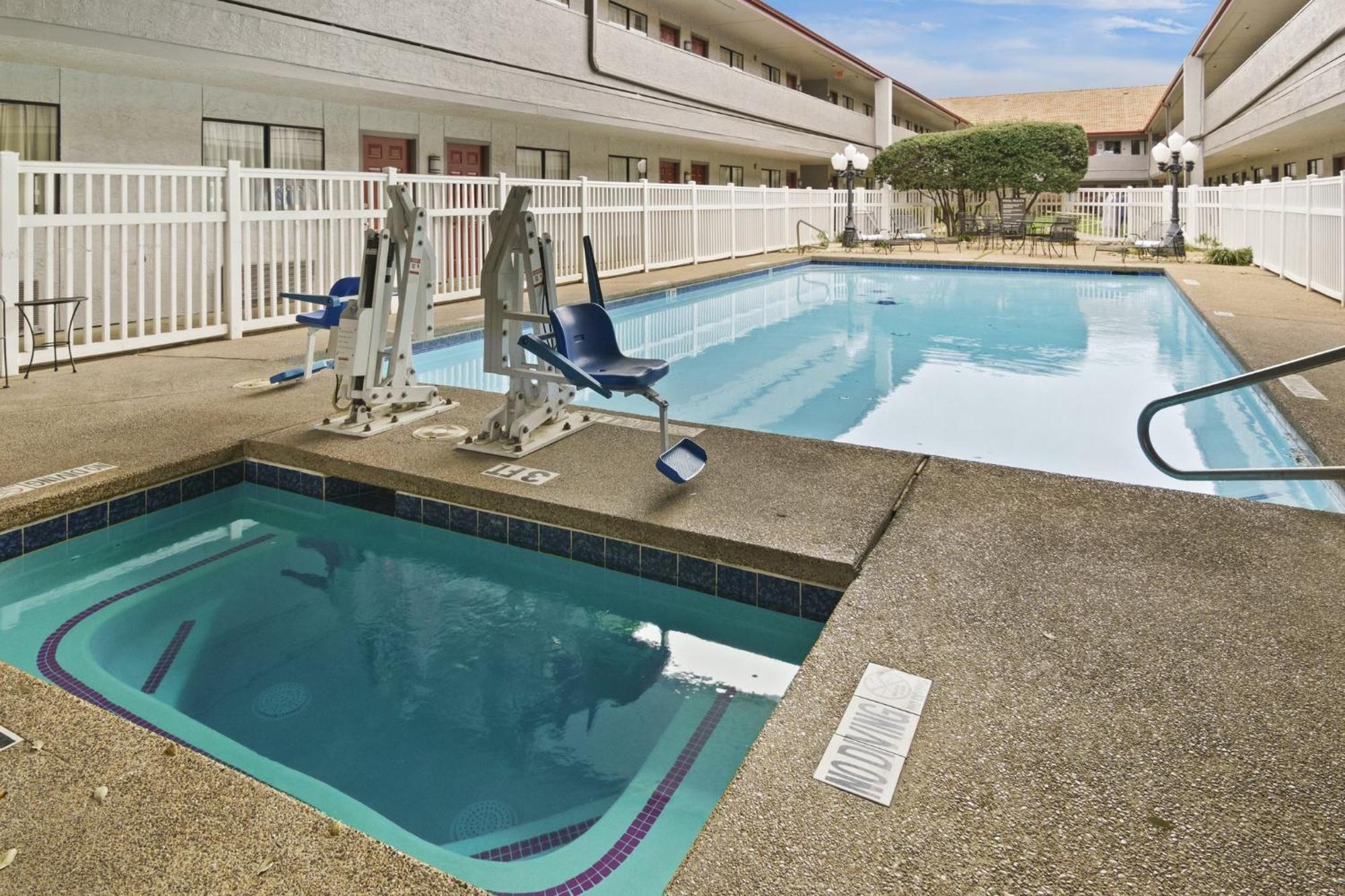Red Roof Inn & Suites Irving - Dfw Airport South Eksteriør billede