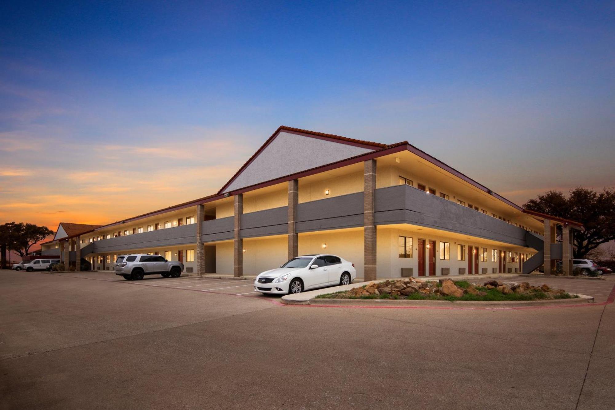 Red Roof Inn & Suites Irving - Dfw Airport South Eksteriør billede