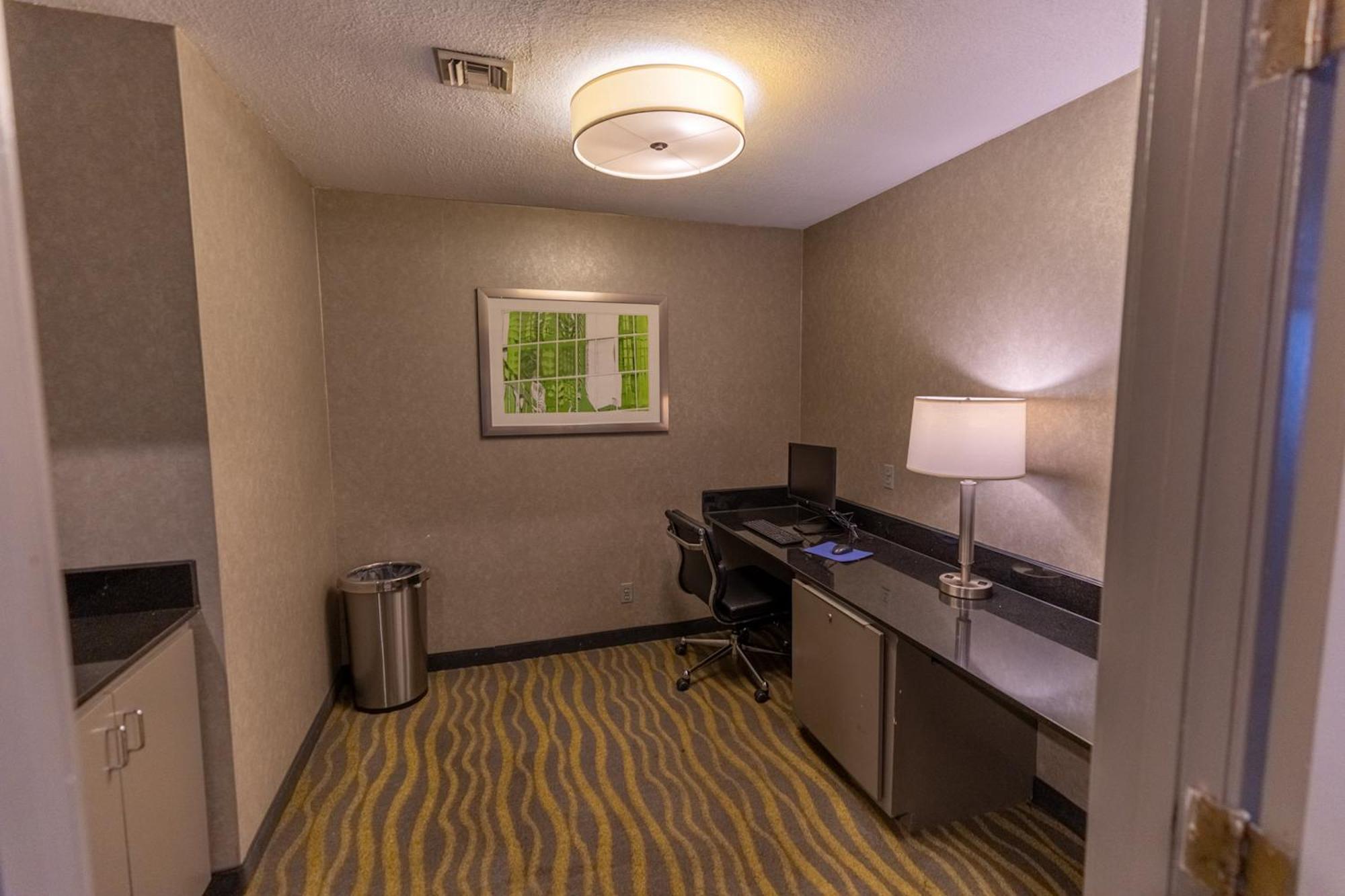 Red Roof Inn & Suites Irving - Dfw Airport South Eksteriør billede